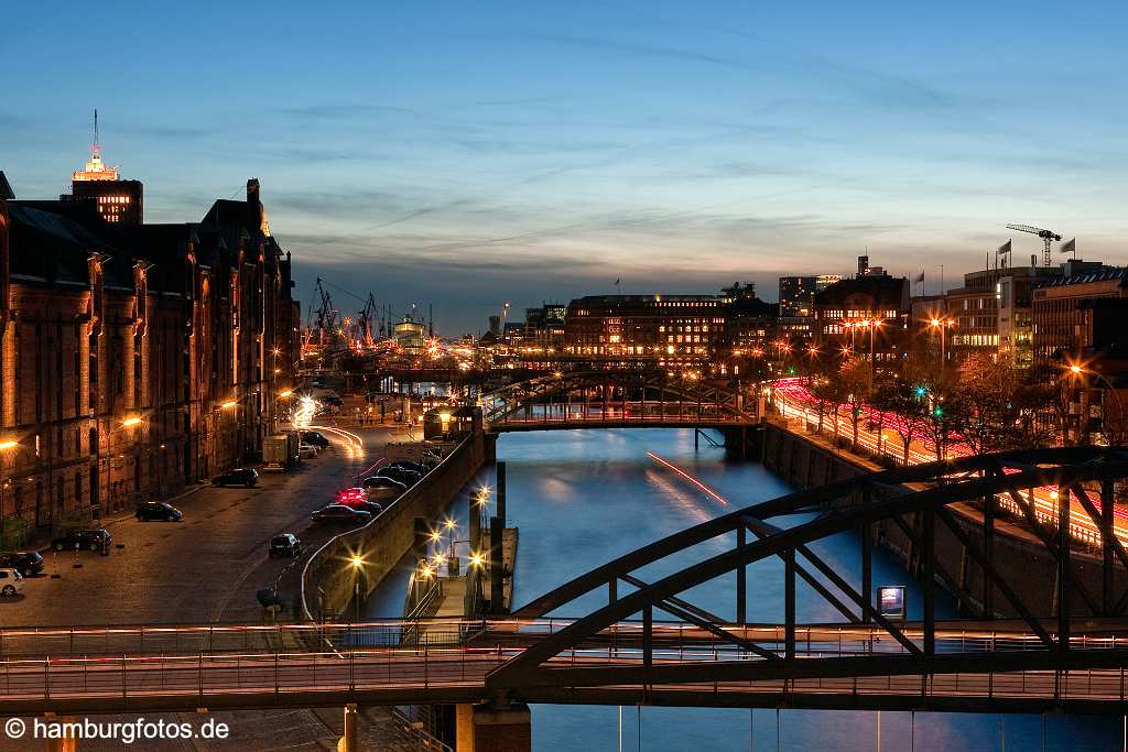 bz00054 Blick aus der Hamburger Speicherstadt über den Zollkanal und zahlreiche Bruecken zur blauen Stunde