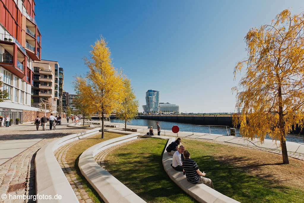 bz00585 Menschen sitzen an den Dalmannkai-Treppen in der Hamburger Hafencity