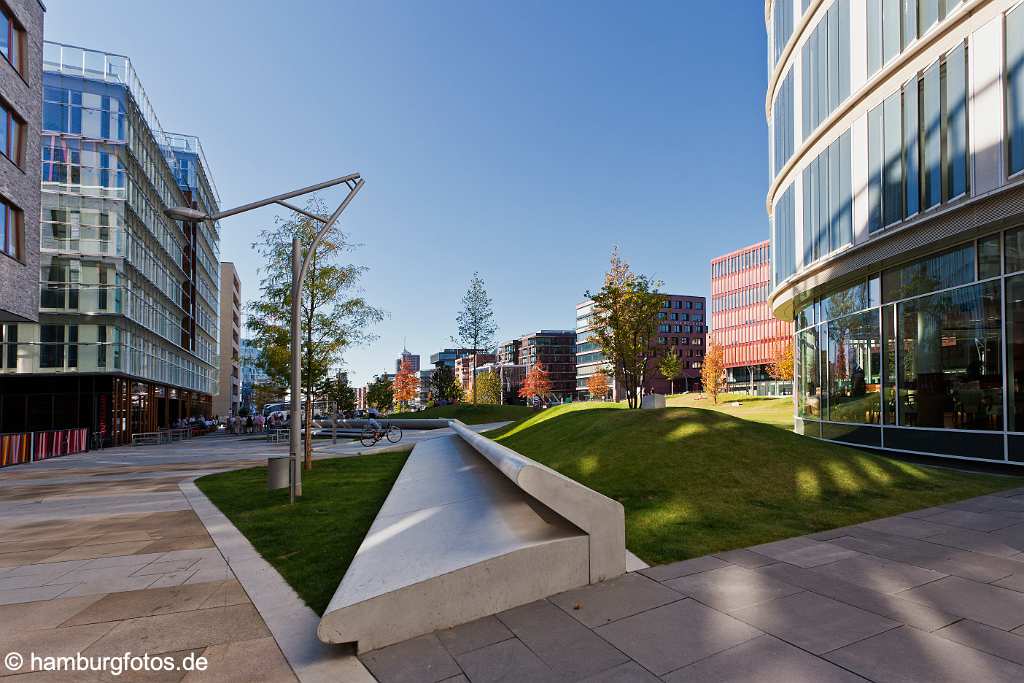 bz00590 Sandtorpark in der Hamburger Hafencity, sonnig