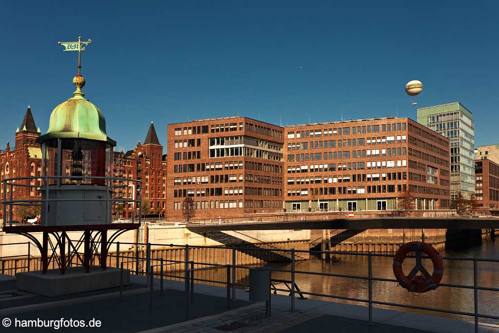 bz00593 Blick von der Promenade unterhalb der Hamburger Osakaallee auf die Schnittstelle zwischen moderner Hafencity