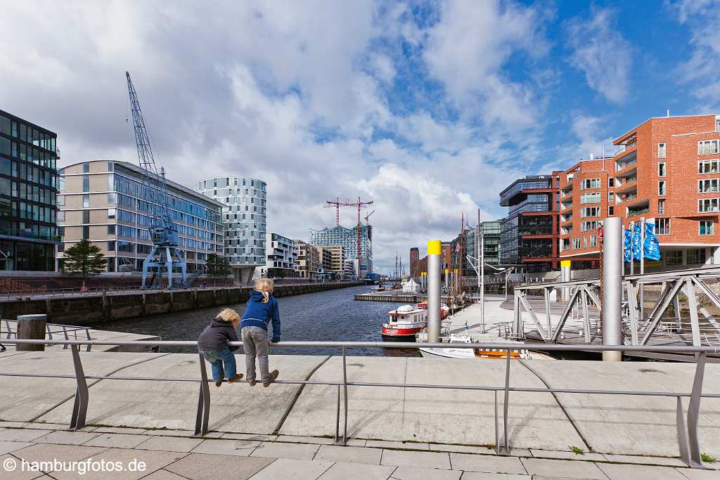 bz0493 Blick von den Magellan-Terrassen ueber das Sandtorfleet zur Baustelle der Elbphilharmonie