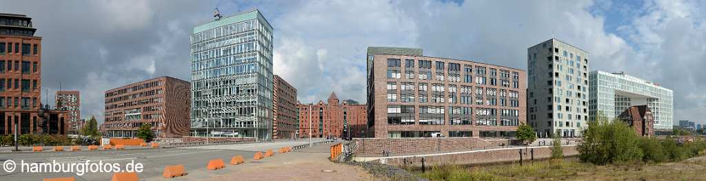 hafencity2013 Panoramabild: neue Gebäude der Hafencity und historische Bauten der Speicherstadt in Hamburg