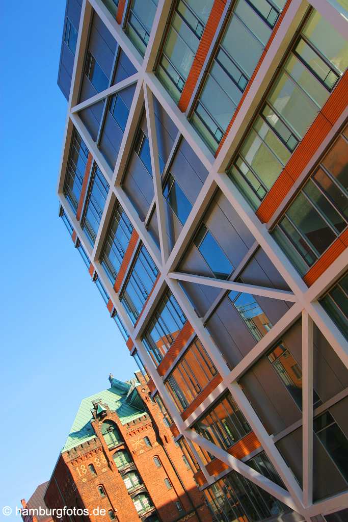 id102667 Hafencity Hamburg: Neubau am Sandtorkai, Sandtorhafen, Buerohaus im Hintergrund die Speicherstadt