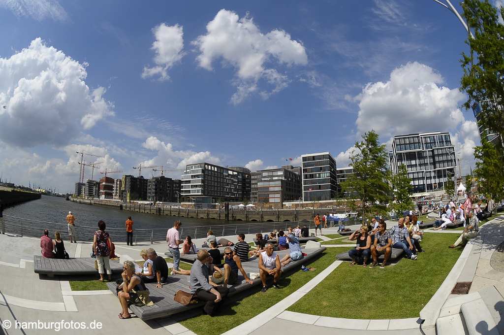 id501769 Hamburg-Hafencity waehrend der Hamburg Cruise Days 2008. Besucher tummeln sich auf den neu angelegten Terrassen.