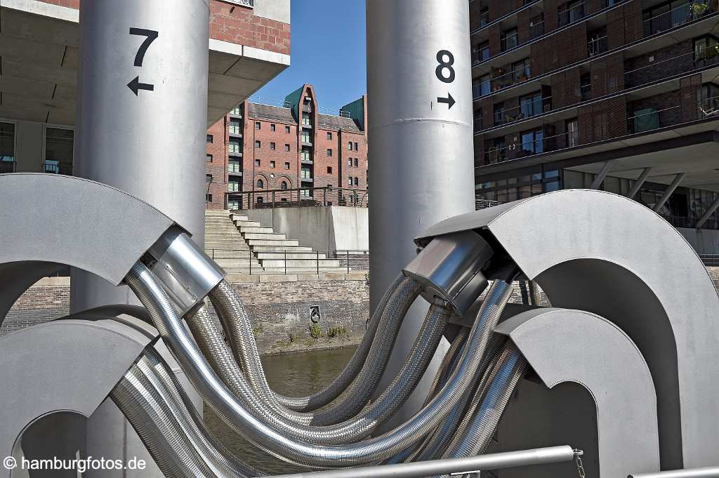 id517680 Moderne Brückenelemente lassen den Durchblick auf die Speicherstadt