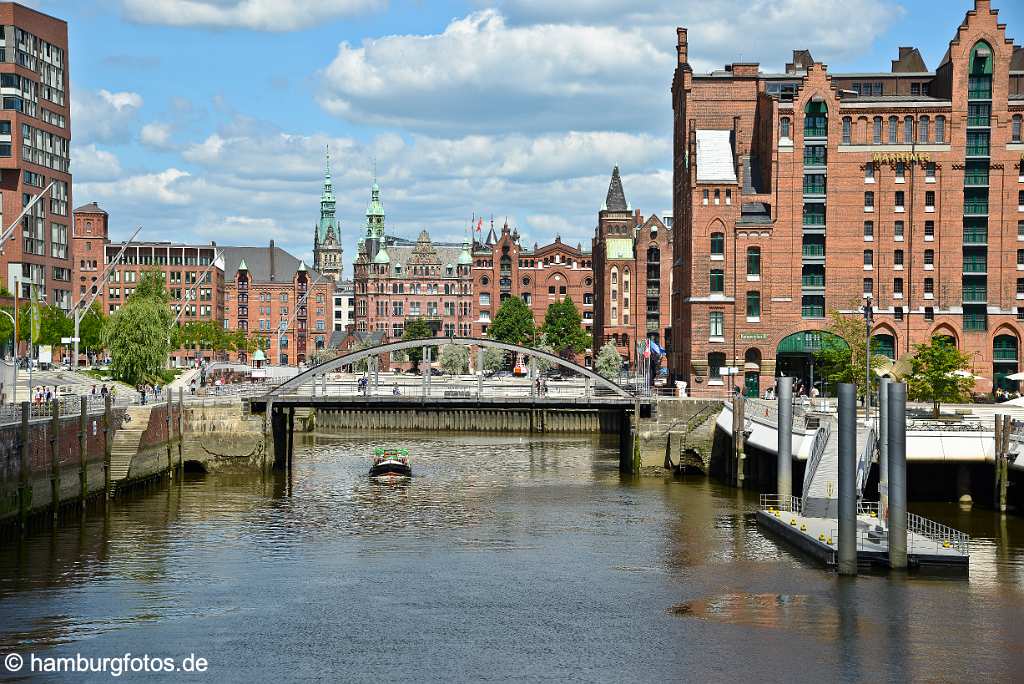 id521829 Magdeburger Hafen, hinten Speicherstadt und Rathausturm