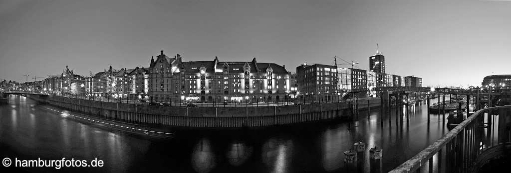 skyline_hamburg_P033 Nachtaufnahme Hamburg Hafencity: Speicherstadt, Zollkanal und Binnenhafen, schwarzweiss