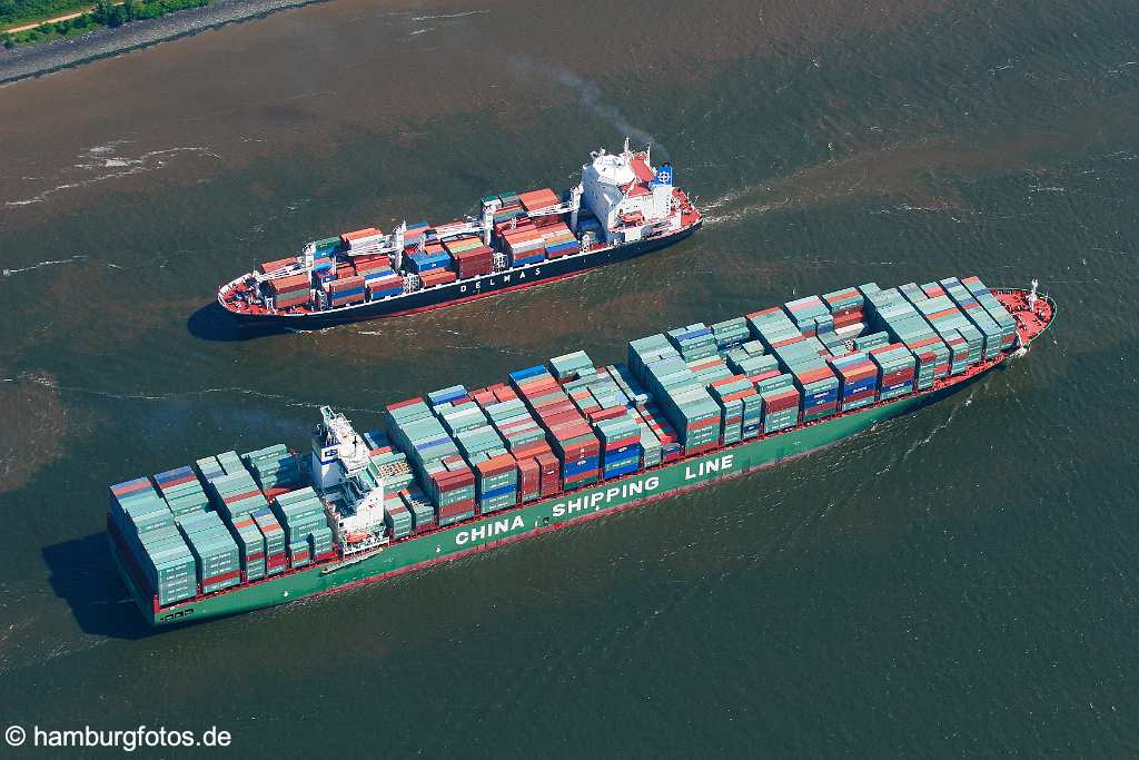 id106738 Luftbild Hamburg | 2 Containerschiffe auf der Elbe, China Shipping Line