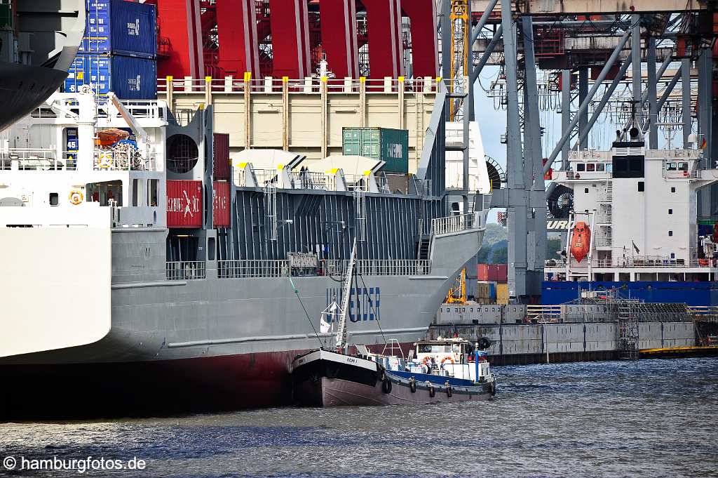 id508558 Hamburg Hafen, ein Feederschiff wir betankt