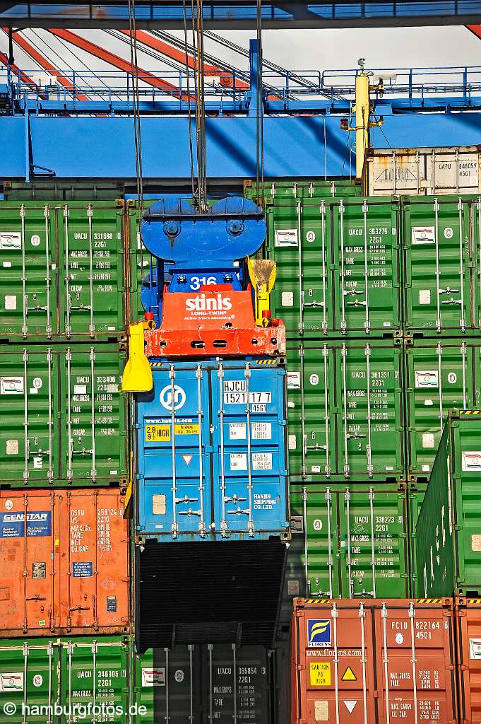 id508561 Hamburg Hafen, ein Seecontainer wird plaziert