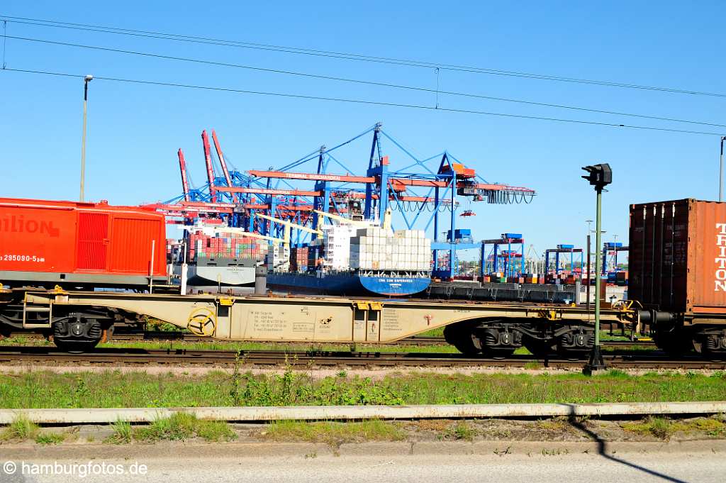 id510479 Containerschiff, vorbeifahrender Gueterzug