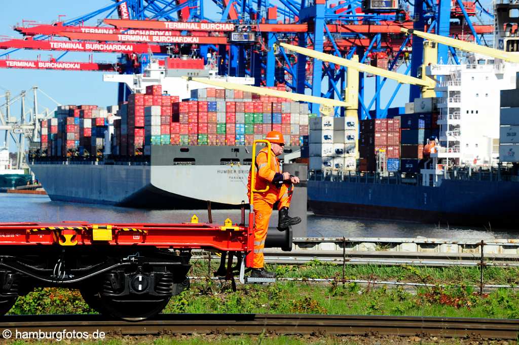 id510531 Bahnarbeiter vor Containerschiff