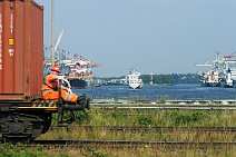 id106912 Hamburger Hafen, Bahnarbeiter ruht sich auf Gueterzug aus