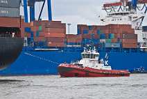 id501520 Hamburg Hafen, Schlepper hält Containerschiff am Heck