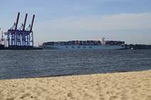 id514081 Elbstrand vonr Neumuehlen, ein Containerschiff mit 10.000 TEU wir in den Waltershofer Hafen geschleppt