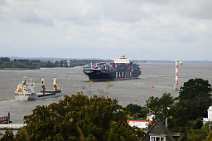 id514722 Schiffsverkehr auf der Elbe vor Hamburg-Blankenese, 1 Containerschiff mit 10.000 TEU und 2 kleinere Frachtschiffe