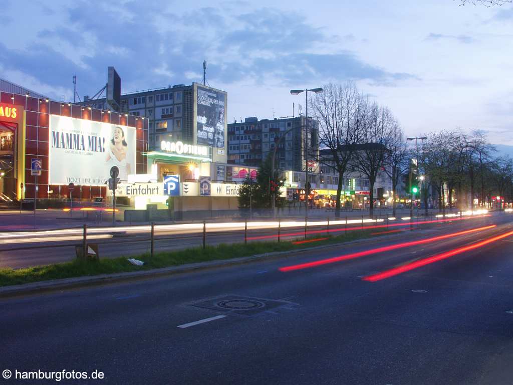 id104981 Reeperbahn | alter Spielbudenplatz vor 01/2006 bei Nacht, Reeperbahn mit Leuchtspuren der Autos