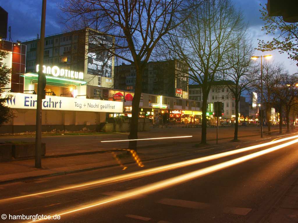 id104989 Reeperbahn | alter Spielbudenplatz vor 01/2006 bei Nacht, Leuchtspuren der Autos auf der Reeperbahn