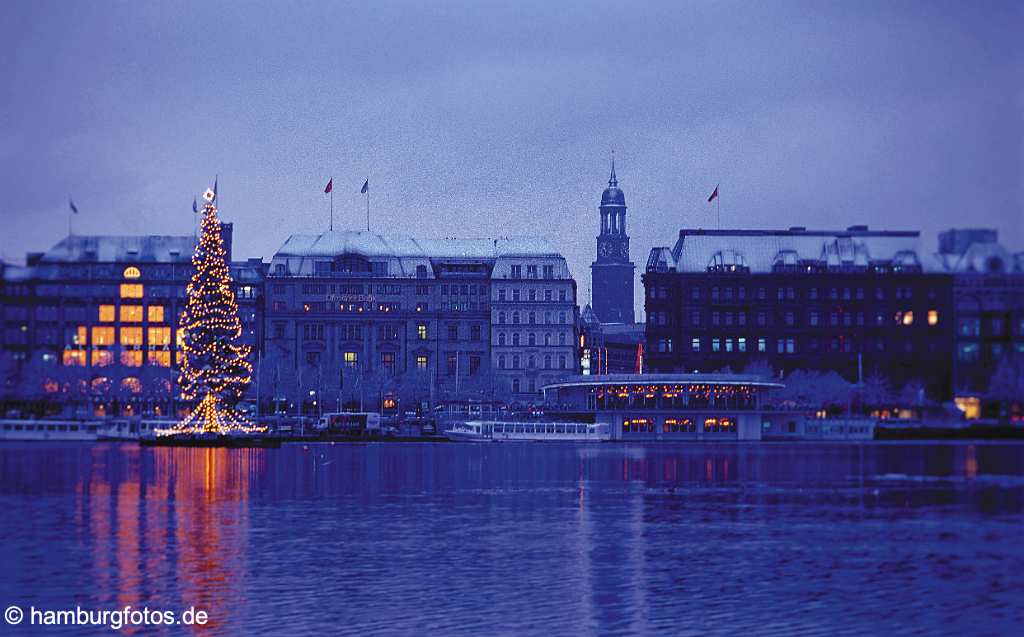 mi049 St. Michaelis das Wahrzeichen von Hamburg sowie Hauptkirche. Binnenalster zu Weihnachten.