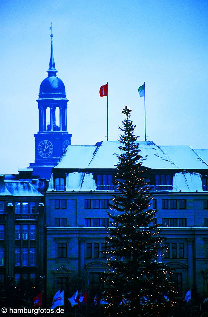 weih003 Hamburg im Winter und zur Weihnachtszeit. St. Michaelis mit Weihnachtsbaum, Jungfernstieg.