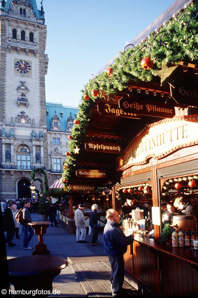 weih005 Hamburg im Winter und zur Weihnachtszeit. Weihnachtsmarkt und Rathaus.