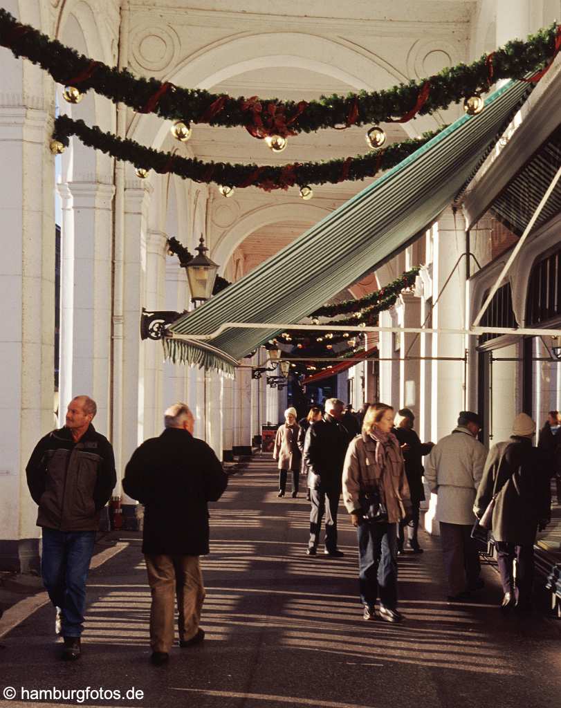 weih013 Hamburg im Winter und zur Weihnachtszeit. Weinachlich geschm�ckte Alsterarkaden.