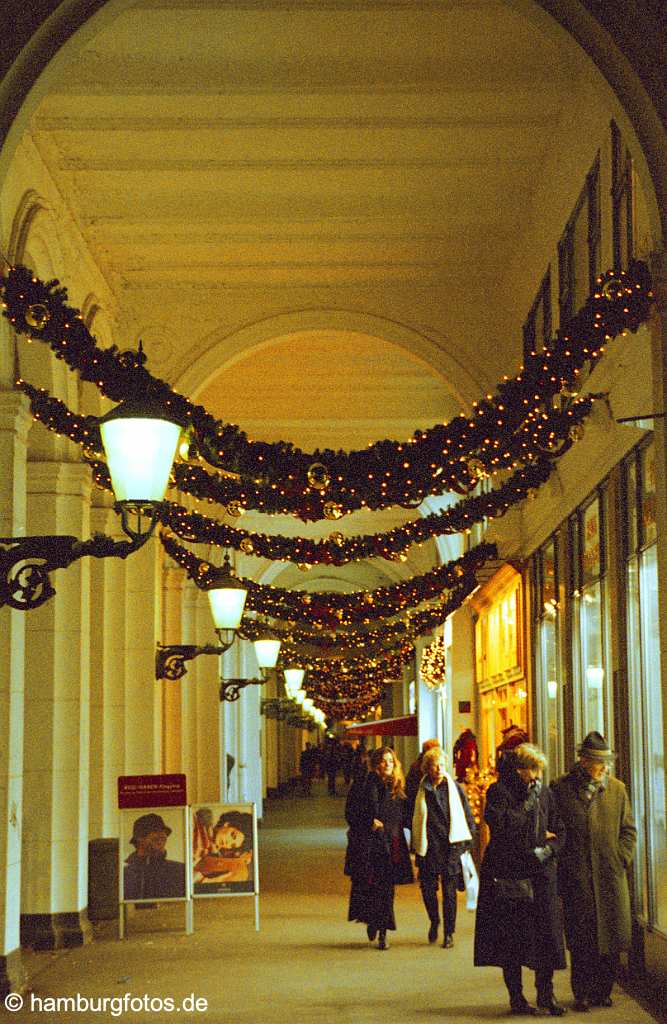 weih020 Hamburg im Winter und zur Weihnachtszeit. Geschm�ckte und beleuchtete Alsterarkaden.