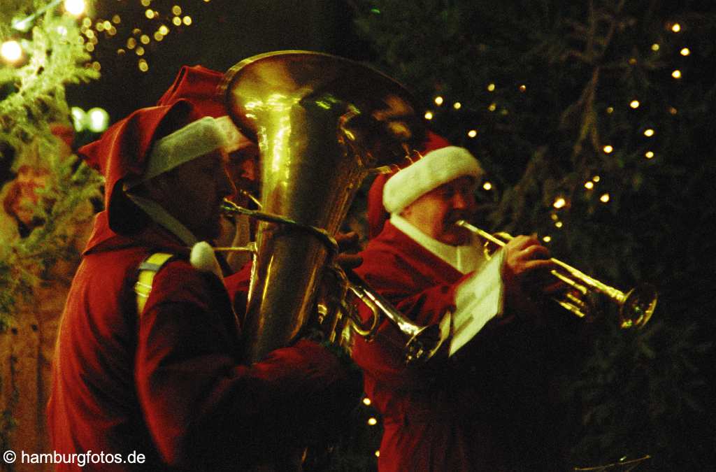 weih021 Hamburg im Winter und zur Weihnachtszeit. Weihnachtsm�nner spielen Trompete.