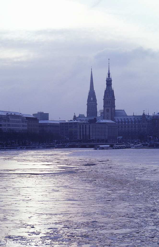 weih022 Hamburg im Winter und zur Weihnachtszeit. Rathaus mit gefrorener Binnenalster.