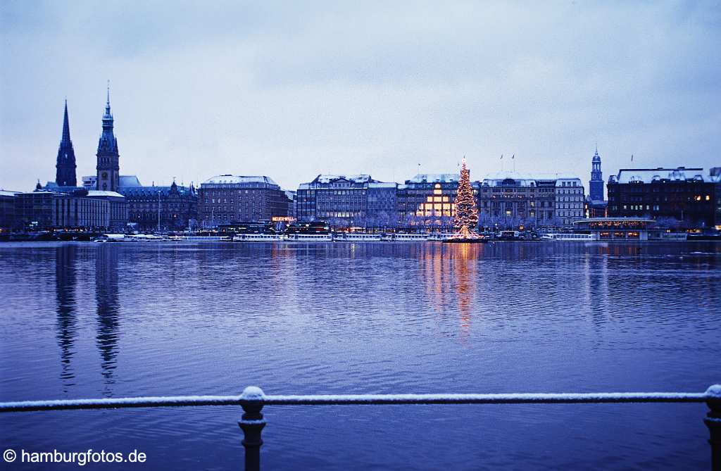 weih029 Hamburg im Winter und zur Weihnachtszeit. Weihnachtliche Skyline von Hamburg.