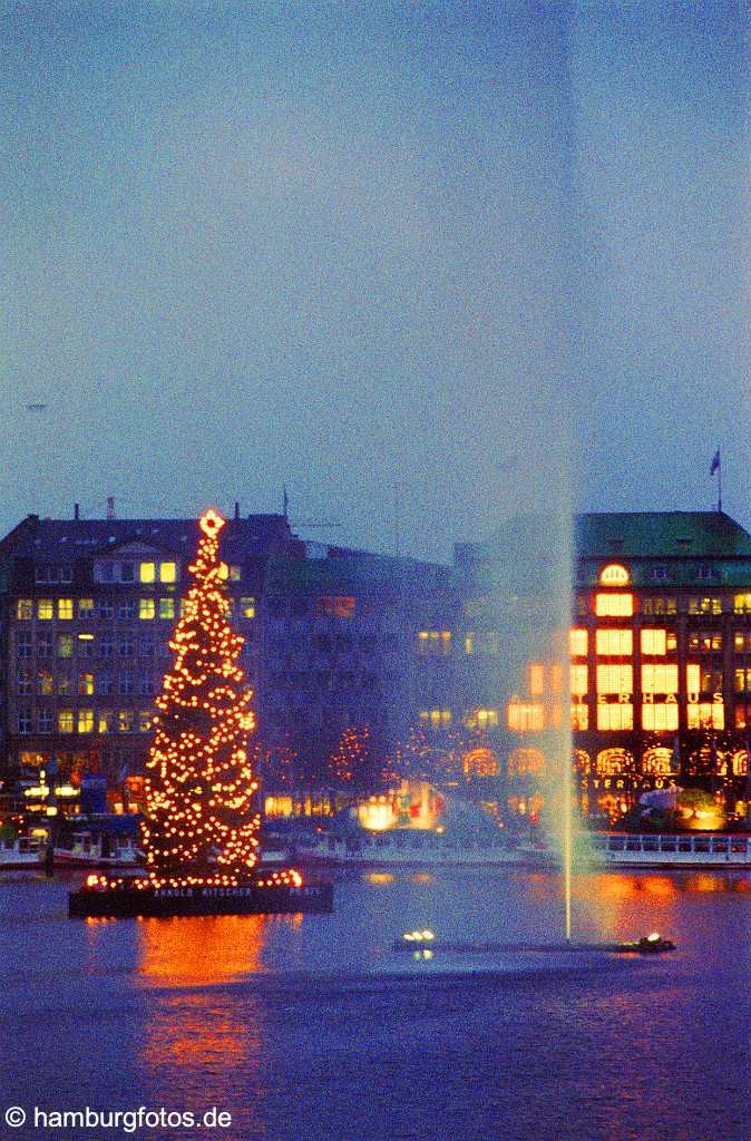 weih034 Hamburg im Winter und zur Weihnachtszeit. Weihnachtliche Binnenalster.