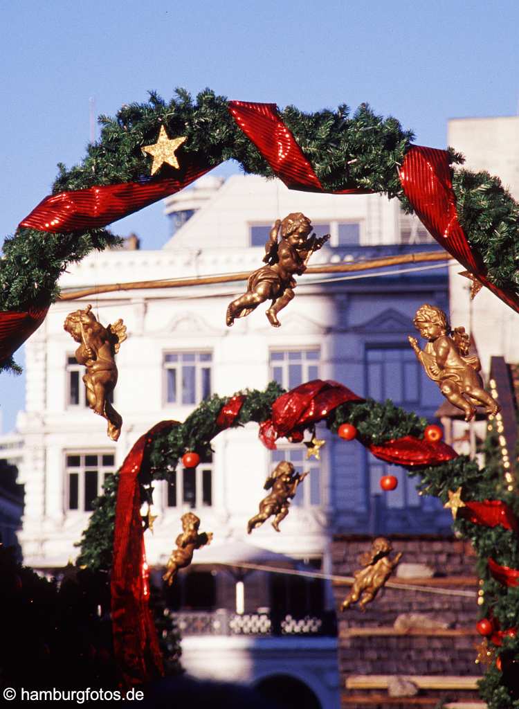 weih036 Hamburg im Winter und zur Weihnachtszeit. Tannenbogen mit Engeln.