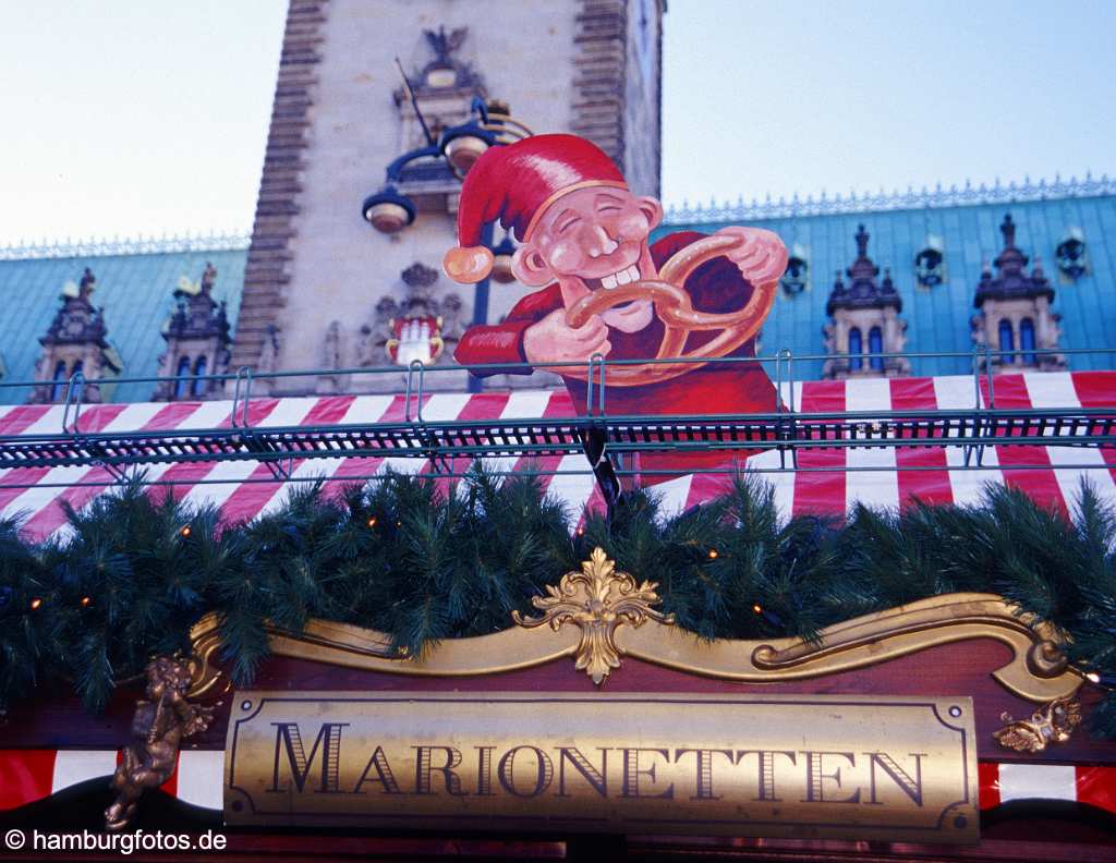 weih039 Hamburg im Winter und zur Weihnachtszeit. Rathaus mit Kasper, Marionetten.