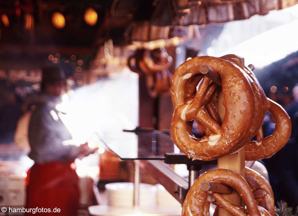 weih041 Hamburg im Winter und zur Weihnachtszeit. Brezel, Weihnachtsmarkt.