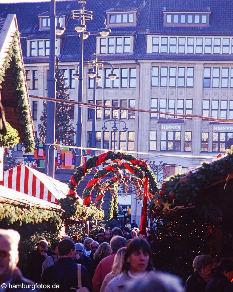 weih042 Hamburg im Winter und zur Weihnachtszeit. Weihnachtsmarkt, Menschengedr�nge.