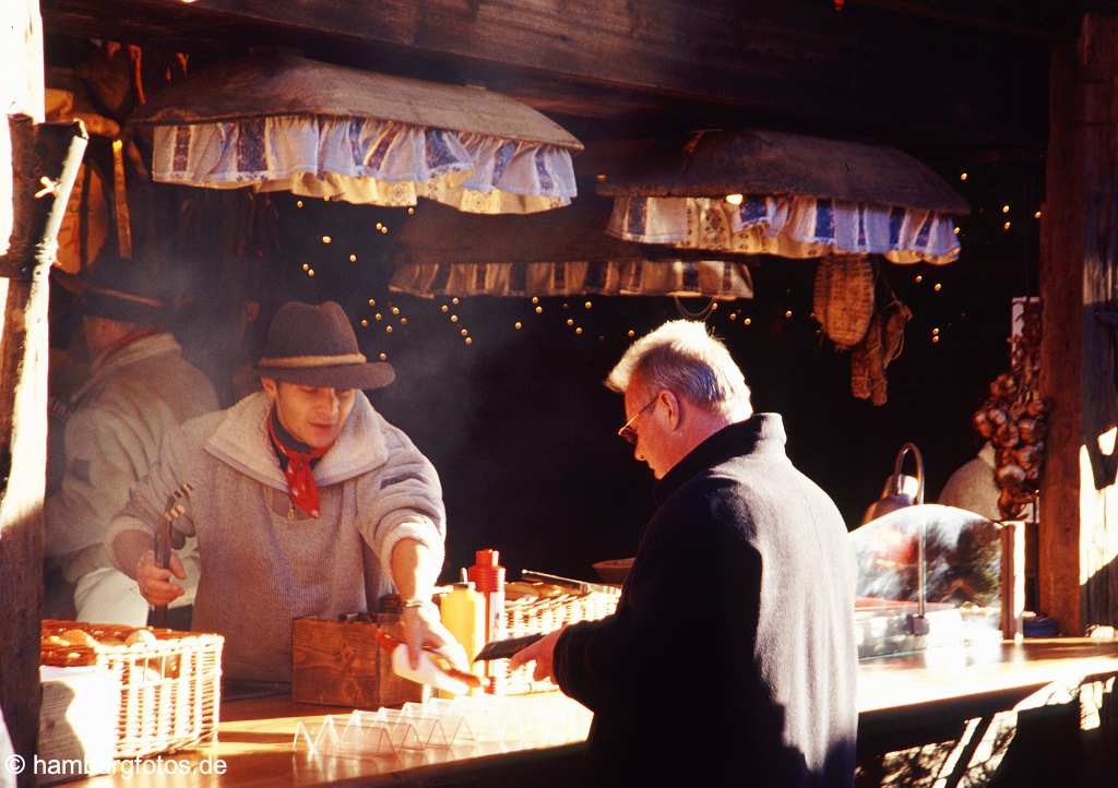 weih043 Hamburg im Winter und zur Weihnachtszeit. Bratwurststand.