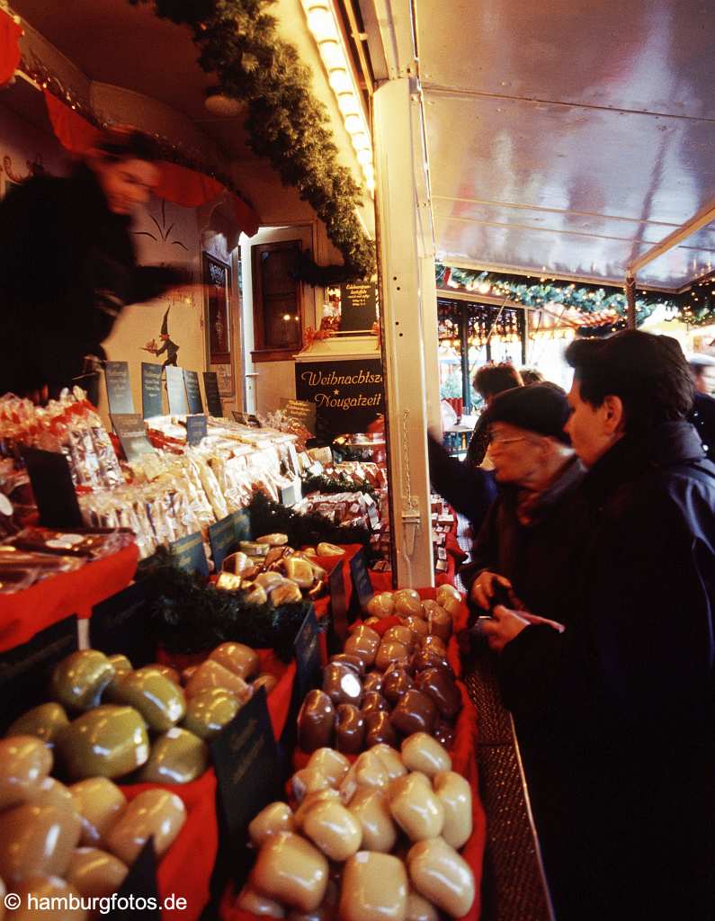 weih044 Hamburg im Winter und zur Weihnachtszeit. Marzipan und Schokolade.