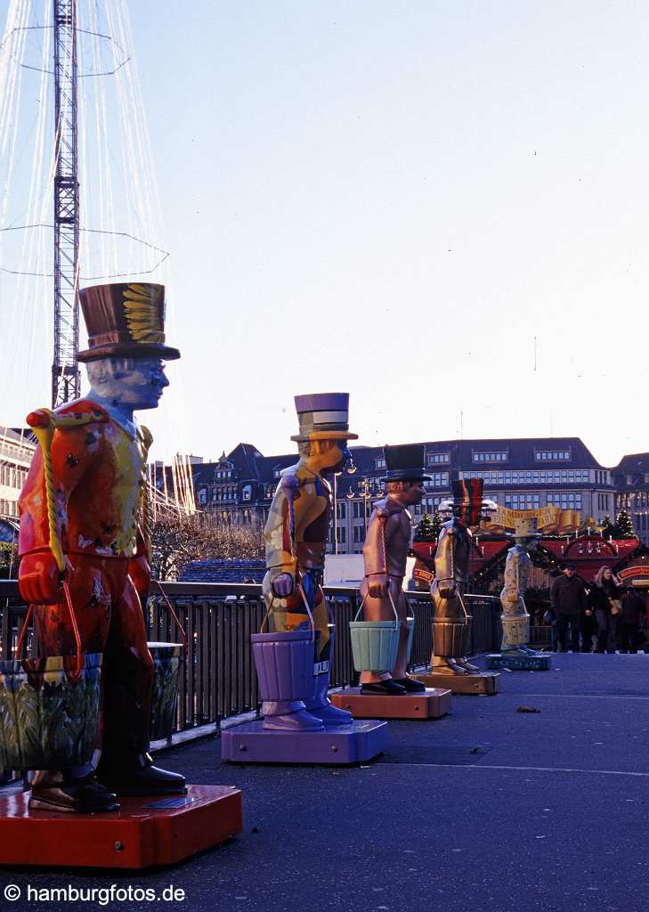 weih049 Hamburg im Winter und zur Weihnachtszeit. Hummelfiguren am Rathausmarkt.