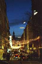 mi041 St. Michaelis das Wahrzeichen von Hamburg sowie Hauptkirche. Die zur Weihnachtszeit beleuchteten grossen Bleichen mit dem Michel am Horizont.