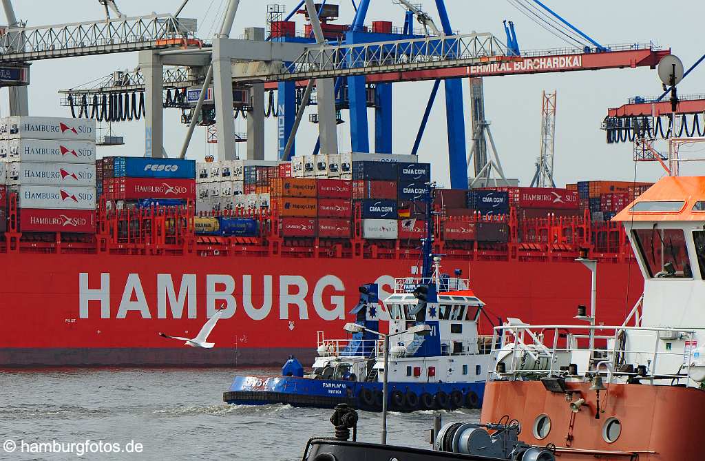 id512356 Schriftzug Hamburg auf roter Bordwand mit Möve und Schleppern