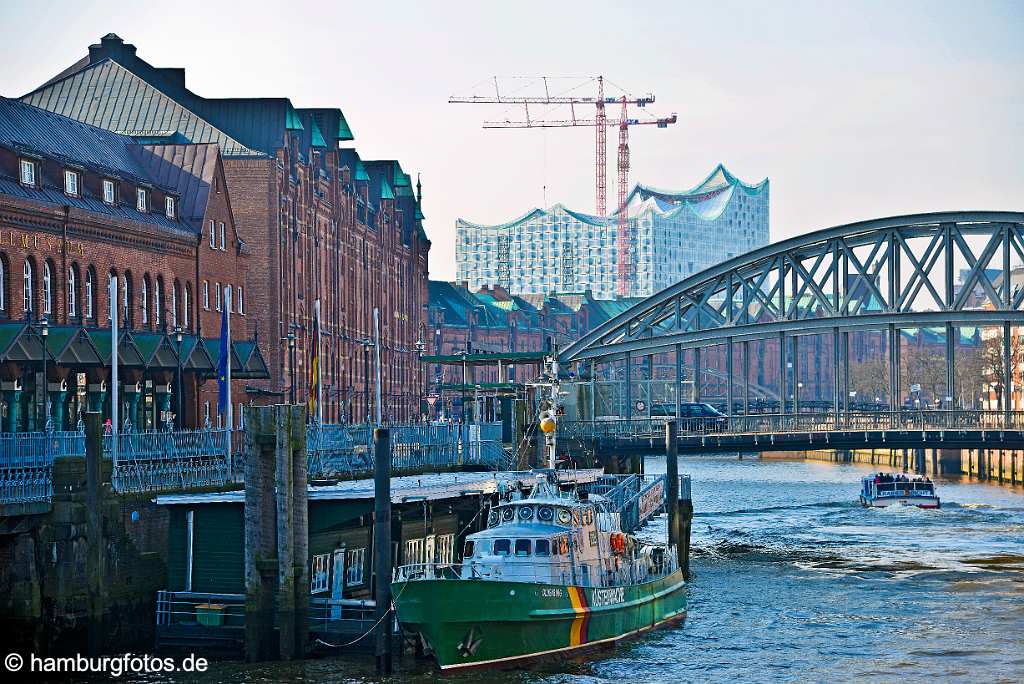 id520823 Hamburg: Zollmuseum, Zollkanal, hinten Elbphilharmonie