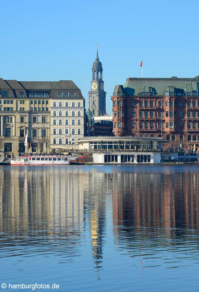 id520835 Unser Hamburger Michel mit den Alster-Pavillon am Jungferstieg