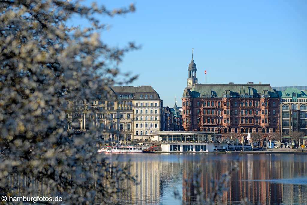 id520858 Blick auf den Jungferstieg über die Binnenalster