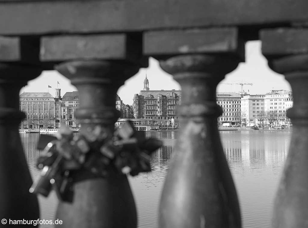 id520860 Brückengeländer der Lombardsbrücke, Liebesschlösser und der Michel im Durchblick