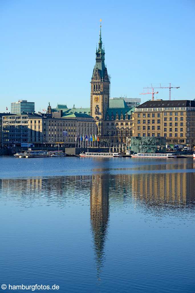 id520871 Das Hamburger Rathaus im Spiegelbild der Binnen-Alster