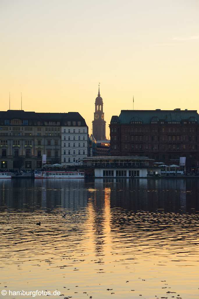 id520888 Der Michel spiegelt sich im Sonnenuntergang in der Binnen Alster