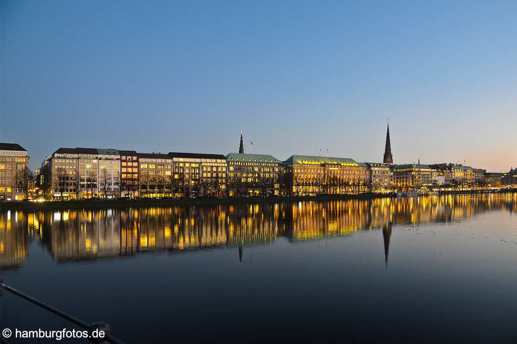 id520917 Der Ballindamm spiegelt sich zur blauen Stunde in der Hamburger Alster