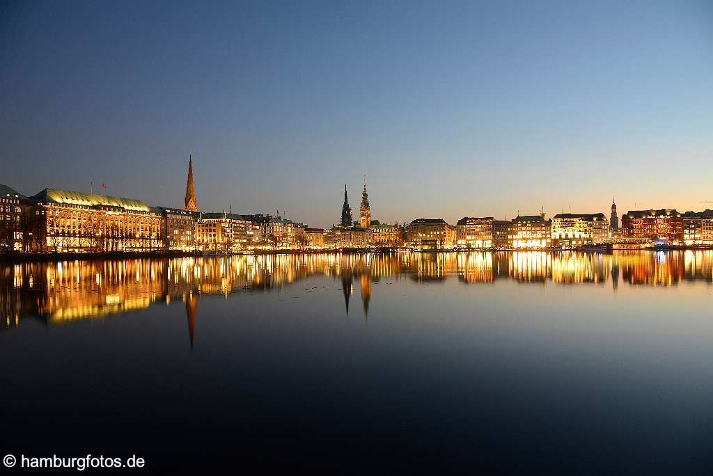 id520940 Skyline Hamburg zur blauen Stunde