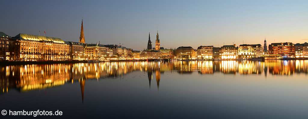 id520940_PAN Nachtaufnahme zur "blauen Stunde" Skyline, Panoramabild Hamburg, Binnenalster, Ballindamm, Jungfernstieg