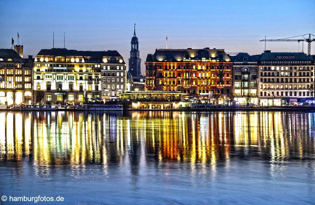 id520943_HDR Binnenalster zur blauen Stunde